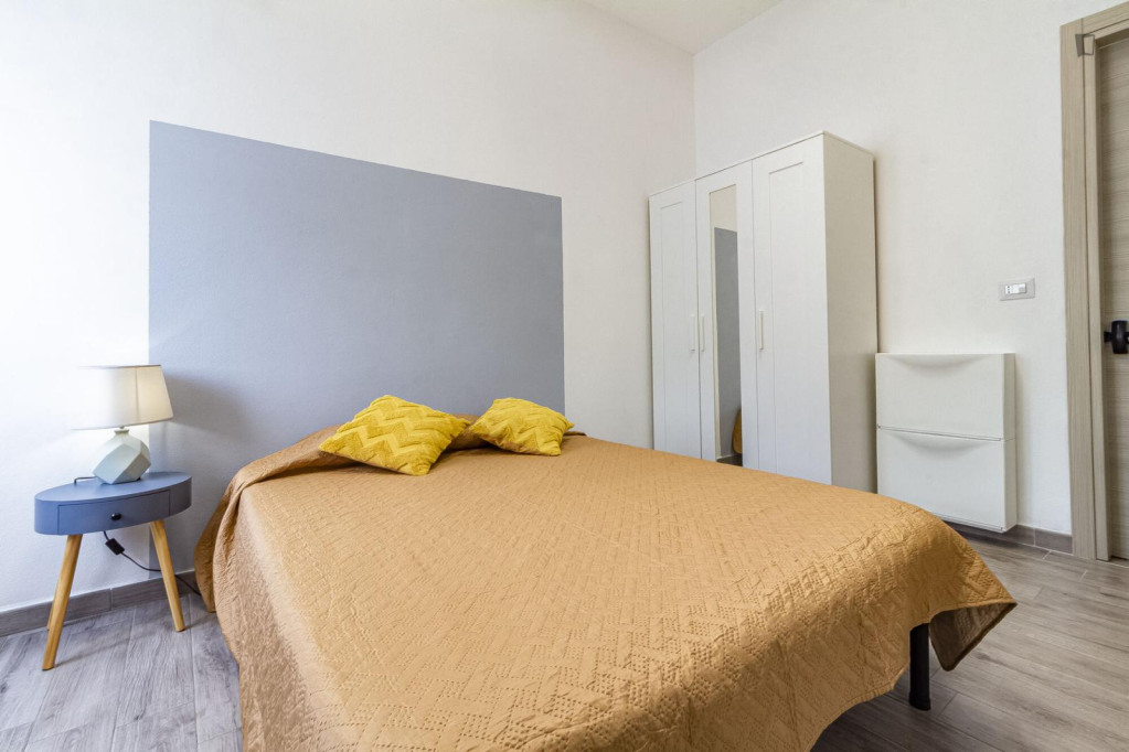 Double Ensuite Bedroom in a 6-bedroom flat near Vanni Stadium - Sassari - chambre - ImmoJeune