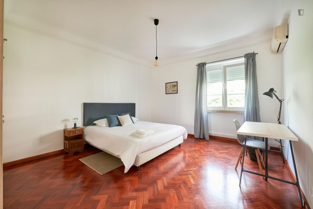 S3 R5 - Large double bedroom near the Saldanha metro - Lisbonne - chambre - ImmoJeune