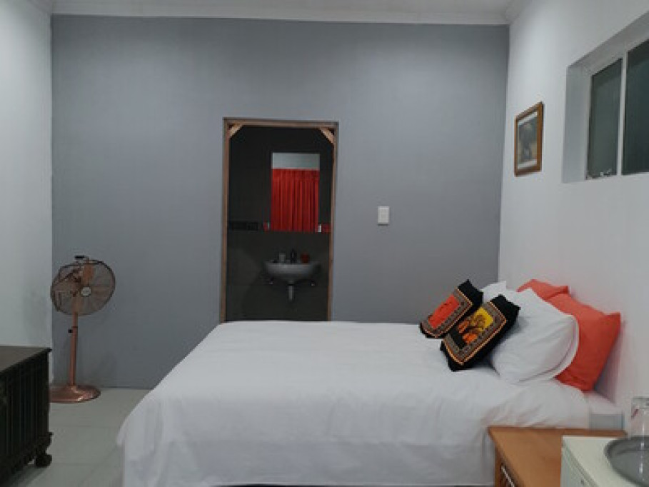 Lyronne Guesthouse 