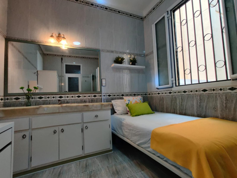 Single bedroom with shower and sink in 9-bedroom apartment - Barcelone - chambre - ImmoJeune