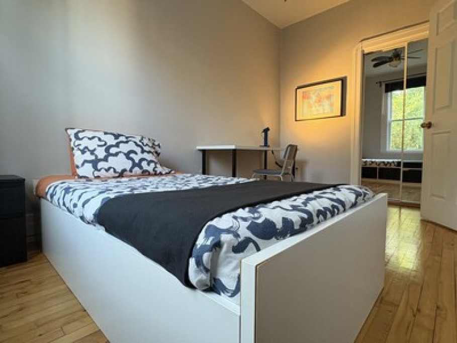 Cozy Retreat; Trendy Neighbourhood