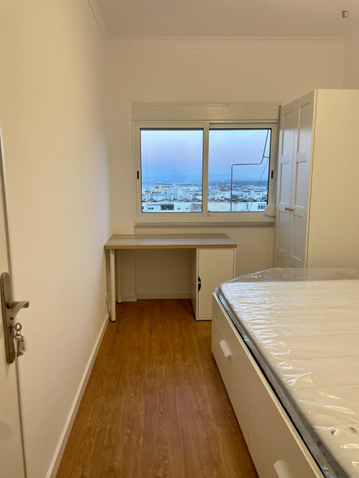 Elegant Single Bedroom close to FCT University - Lisbonne - chambre - ImmoJeune