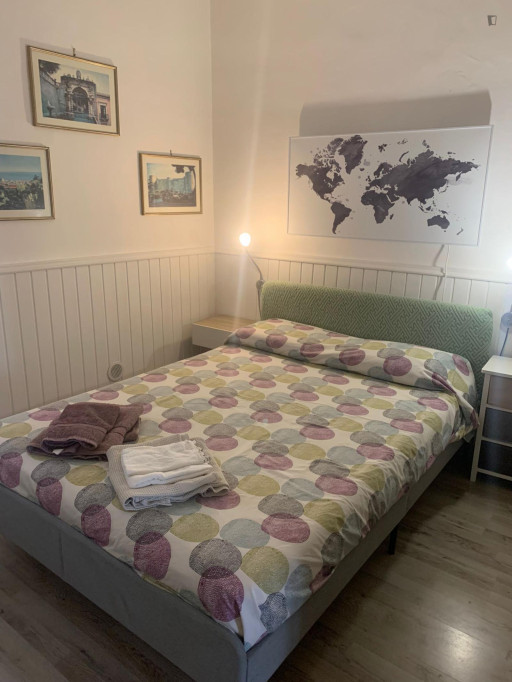 Double bedroom on the ground floor with external private bathroom, shared living &kitchen - Catania - chambre - ImmoJeune