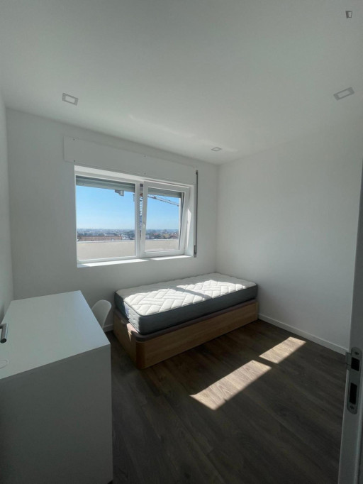 Bright Single Bedroom close to Faculty of Engineering - University of Porto - Porto - chambre - ImmoJeune