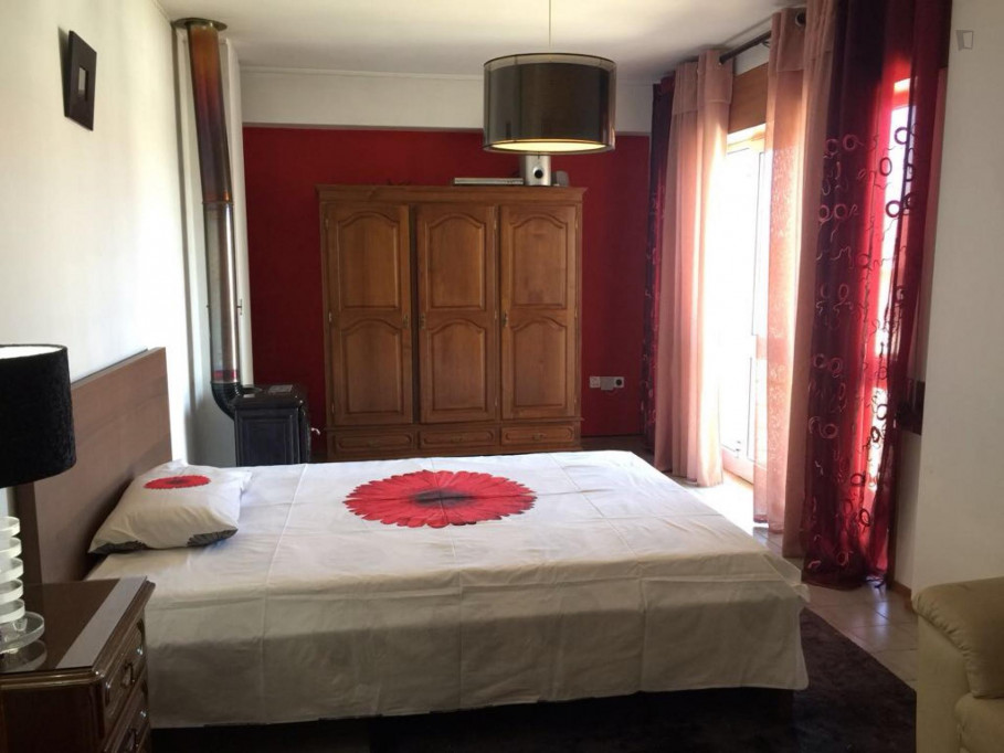 Extra large bedroom with private terrace in Porto - Porto - chambre - ImmoJeune