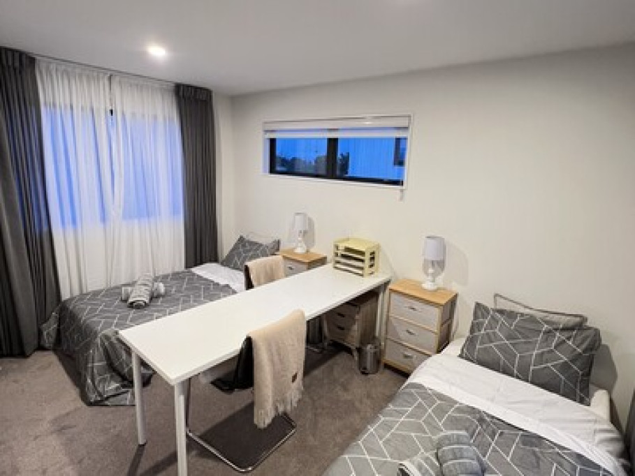 Upstairs sunny single bedroom 