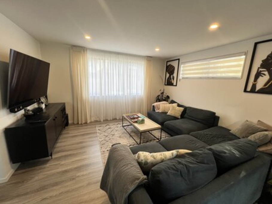 Upstairs sunny single bedroom 
