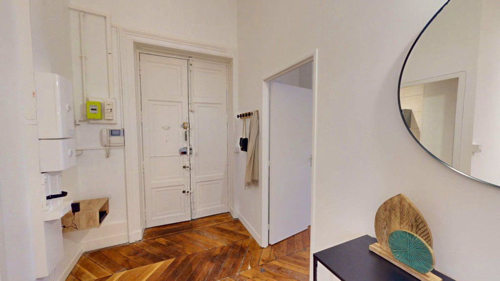 Beautiful Spacious Apt. near Passerelle du Collége