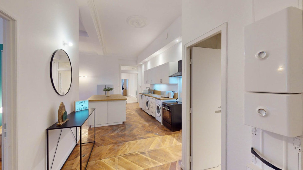 Beautiful Spacious Apt. near Passerelle du Collége