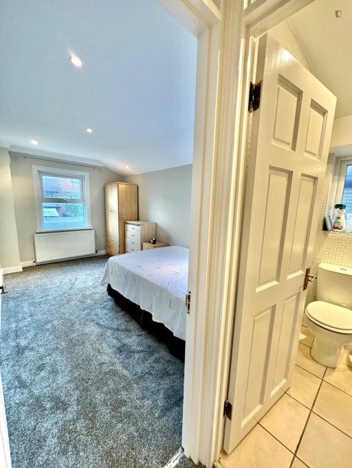 Homely double ensuite bedroom in Canning Town