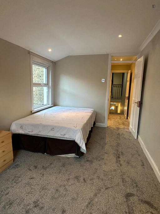 Homely double ensuite bedroom in Canning Town