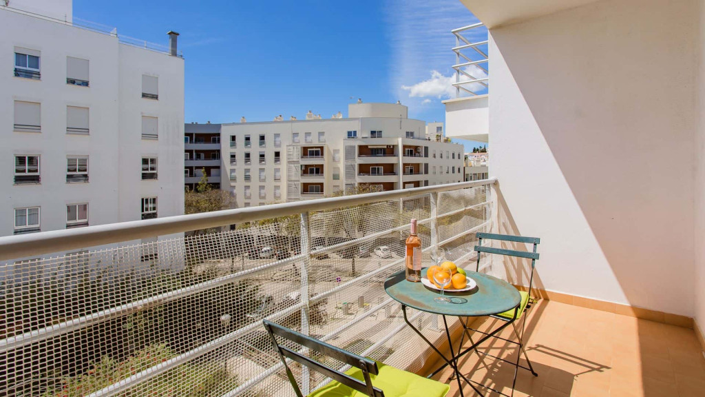 Lovesome Apartment W/ Balcony