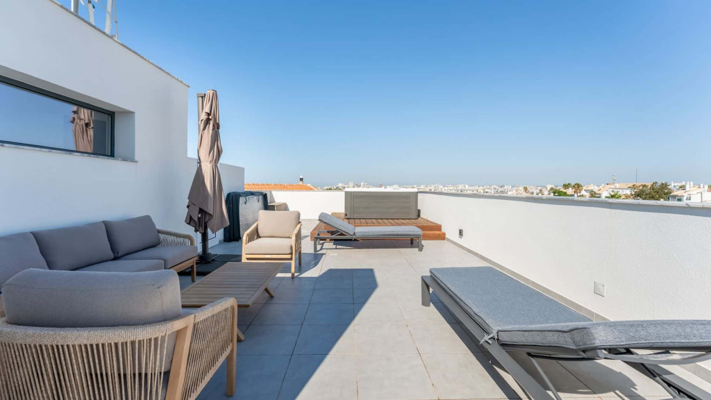 Modern 2 BDR Flat W/ Jacuzzi & Pool