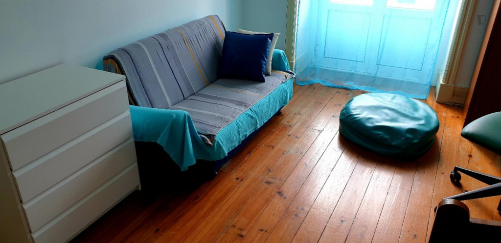 Single bedroom, with balcony, in 4-bedroom apartment