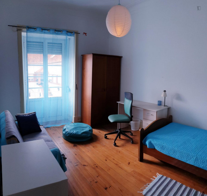 Single bedroom, with balcony, in 4-bedroom apartment