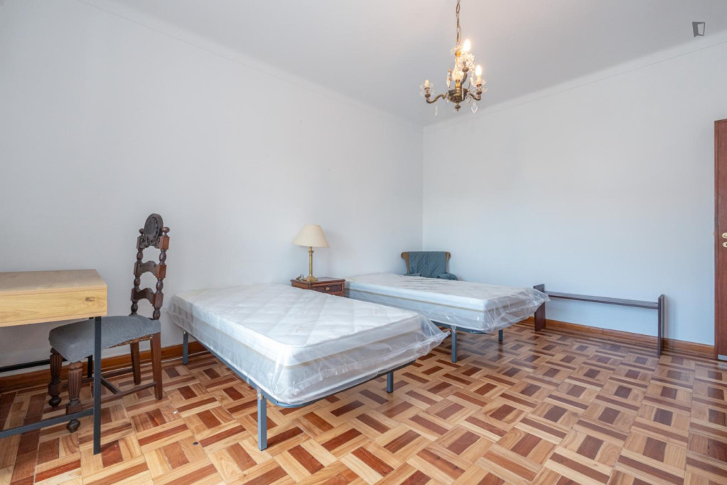 Bright bedroom next to Faculdade de Economia  - Coimbra - chambre - ImmoJeune