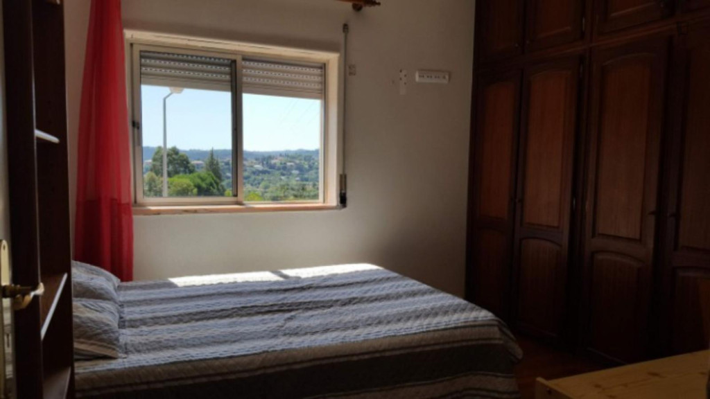 Inviting double bedroom in a 3-bedroom apartment near Instituto Superior de Engenharia de Coimbra - Coimbra - chambre - ImmoJeune