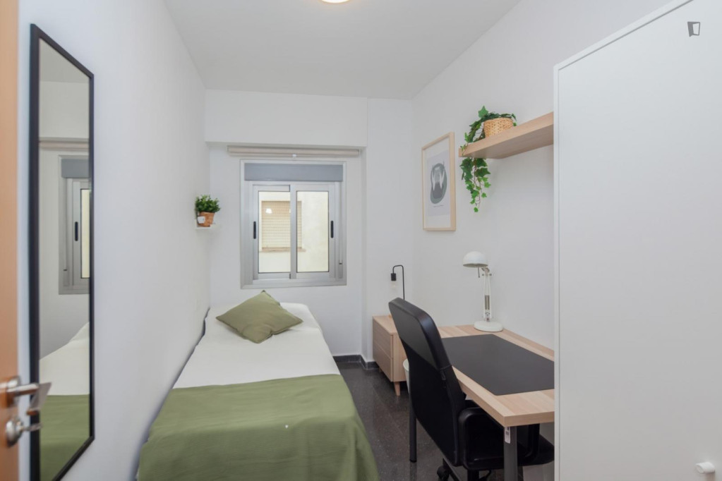 Great looking single bedroom in a property with balcony - Valence - chambre - ImmoJeune