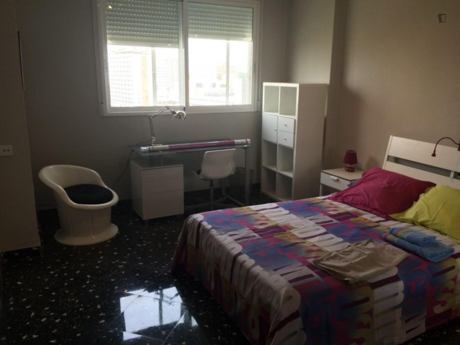 Snug double bedroom near the Túria metro - Valence - chambre - ImmoJeune