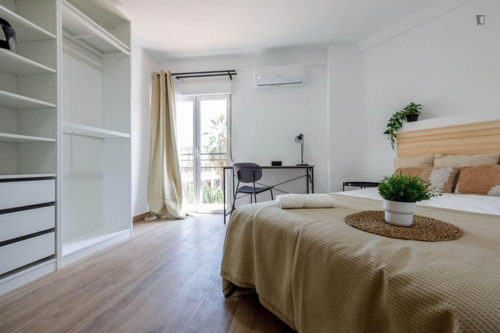 Great room with balcony in 5-bedroom-apartment - Valence - chambre - ImmoJeune