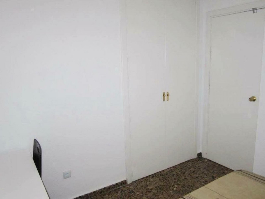 Great looking double bedroom in a property with balcony - Valence - chambre - ImmoJeune