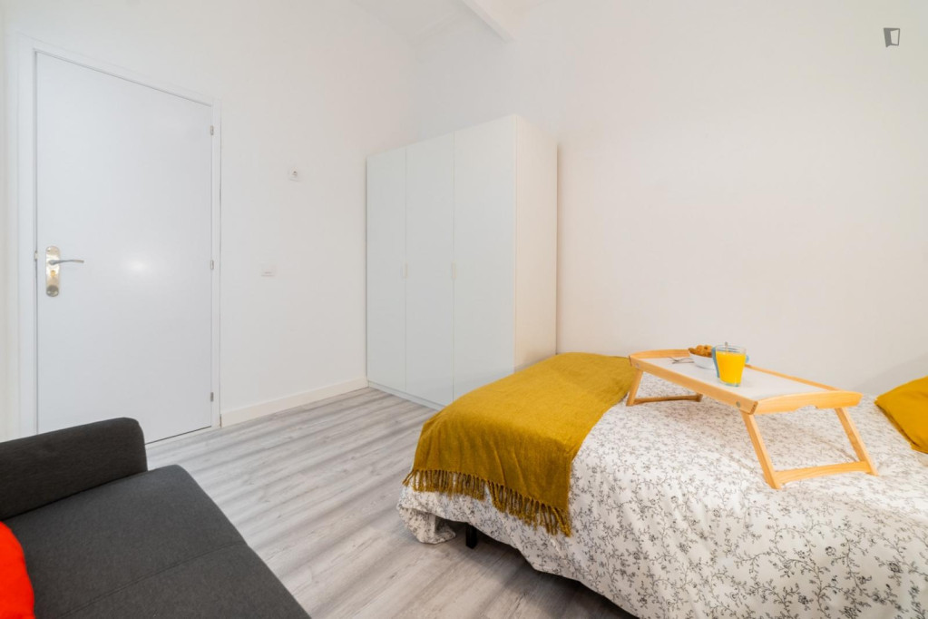 Appealing double bedroom in a property with balcony - Valence - chambre - ImmoJeune