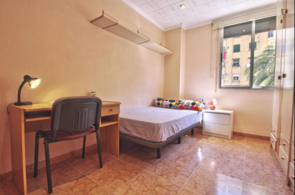 Pleasant single bedroom near the Tarongers campus of  Universitat de València - Valence - chambre - ImmoJeune