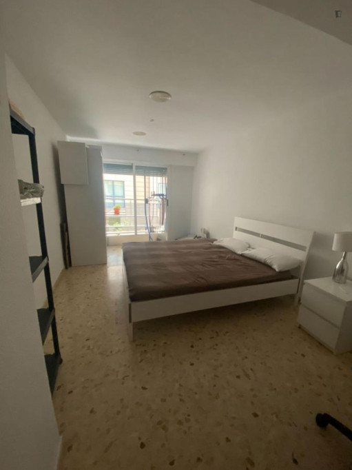 Airy double bedroom near Universitat de València - Valence - chambre - ImmoJeune