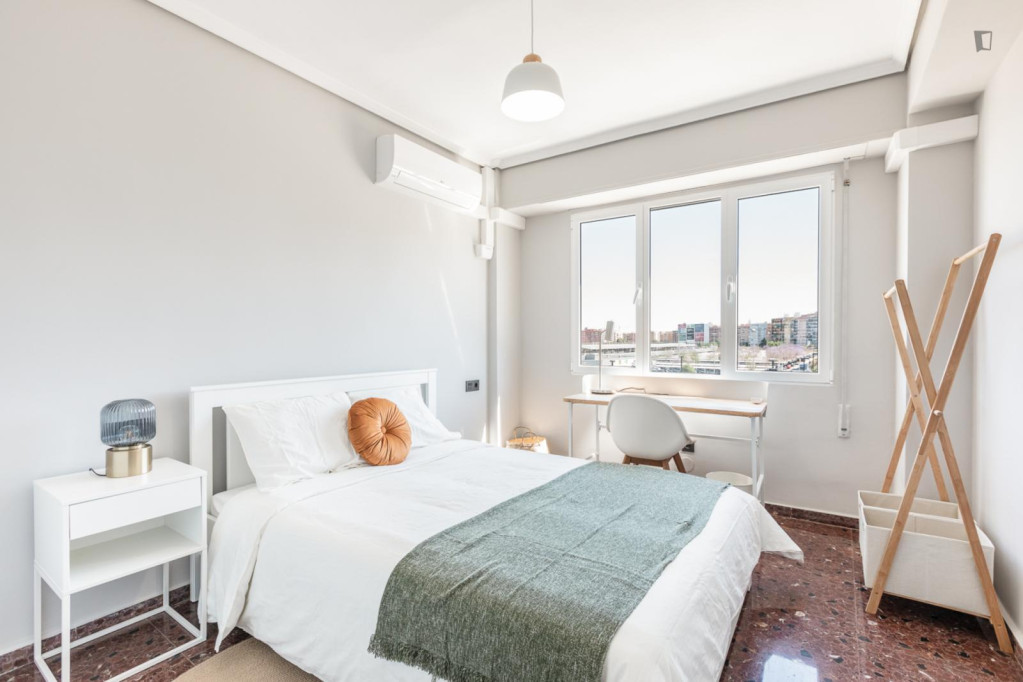 Bedroom for rent in San Vicente 165, Valencia - Valence - chambre - ImmoJeune