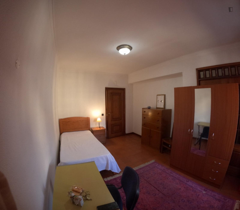 Sunny single bedroom in a 3-bedroom flat - Coimbra - chambre - ImmoJeune