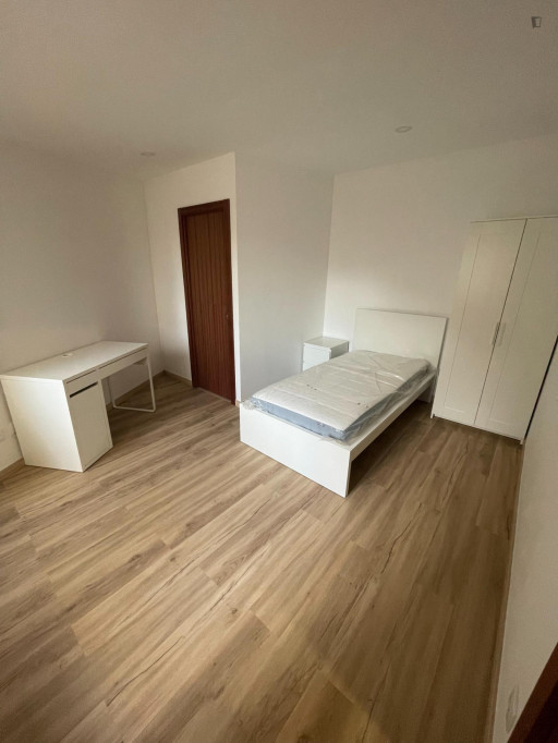 Lovely single ensuite bedroom next to FLUC - Coimbra - chambre - ImmoJeune