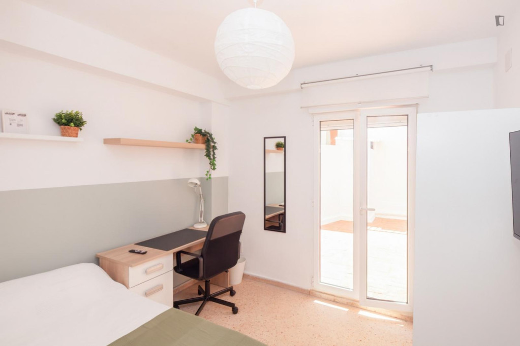 Cozy single bedroom with balcony and outside area - Valence - chambre - ImmoJeune