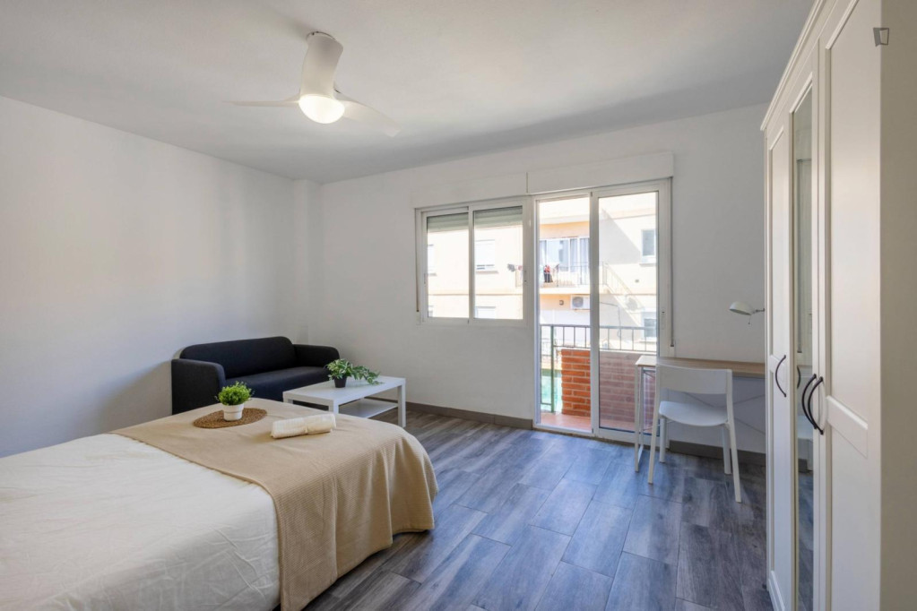 Room with balcony in 5-bedroom-apartment - Valence - chambre - ImmoJeune