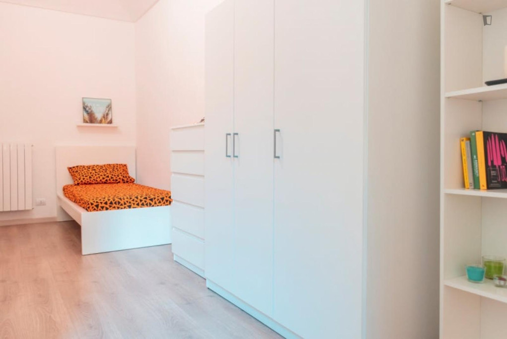 Bright single bedroom in a 5-bedroom flat near Vittorio veneto square - Turin - chambre - ImmoJeune