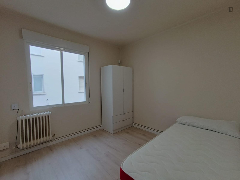 Cosy double bedroom in Ermitagaña-Mendebaldea - Pamplona - chambre - ImmoJeune