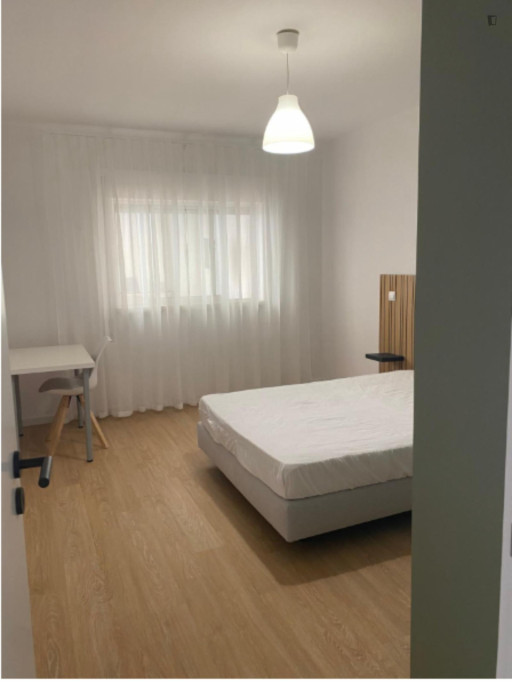 Elegant Double Bedroom close to Luís de Camões Park - Leiria - chambre - ImmoJeune