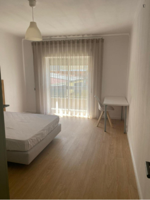 Bright Double Bedroom with a Balcony close to ESECS Polytechnic - Leiria - chambre - ImmoJeune