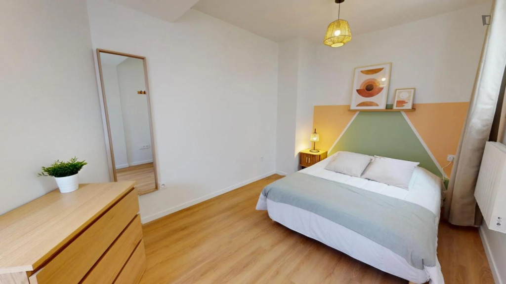 Spacious bedroom in Bordeaux