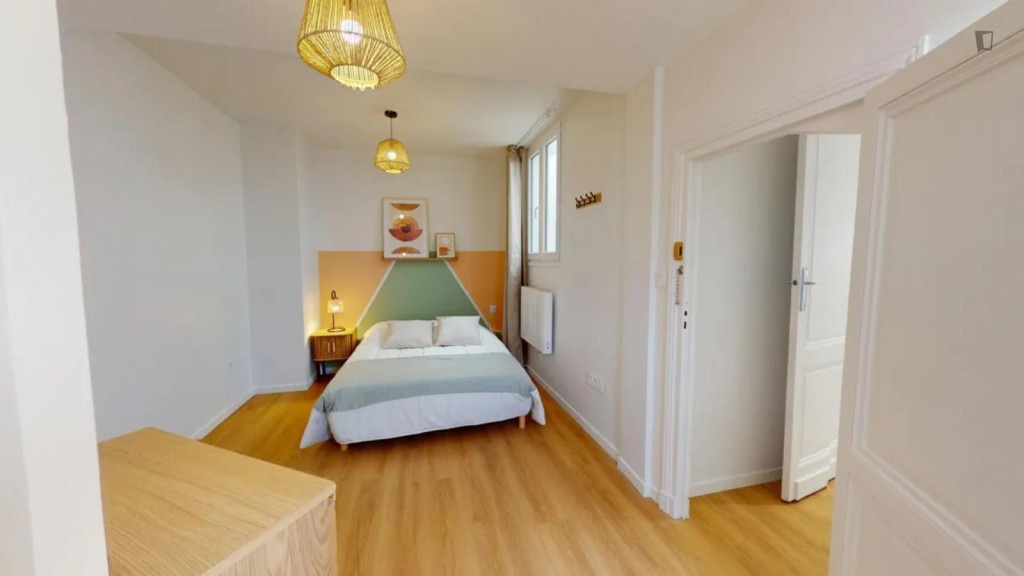 Spacious bedroom in Bordeaux