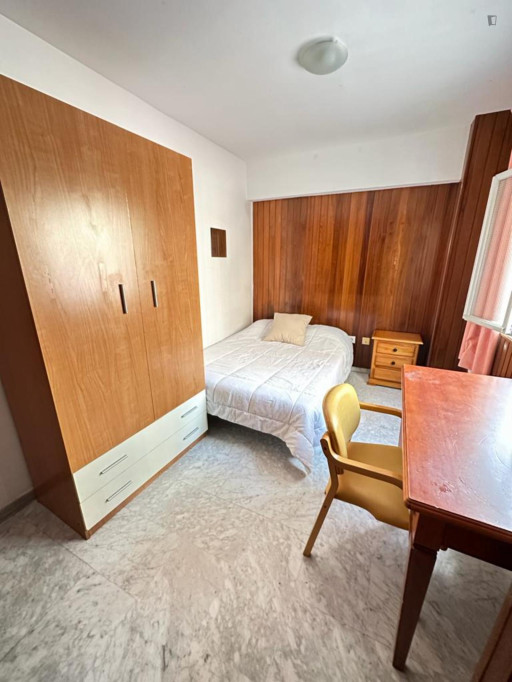 Welcoming double bedroom near Barbarela Station - Malaga - chambre - ImmoJeune