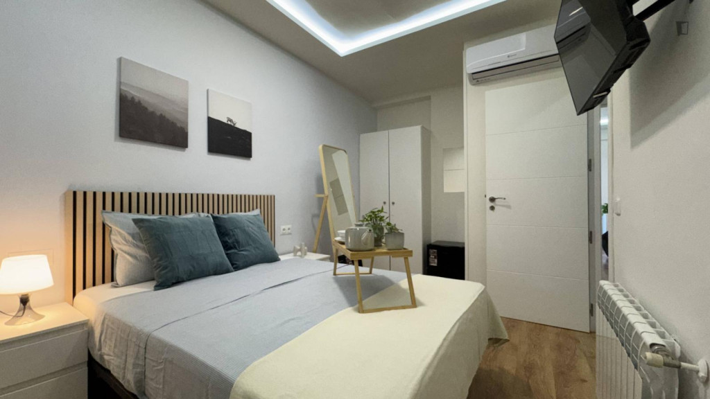 Beautiful double bedroom close to the Cuatro Caminos metro station - Madrid - chambre - ImmoJeune