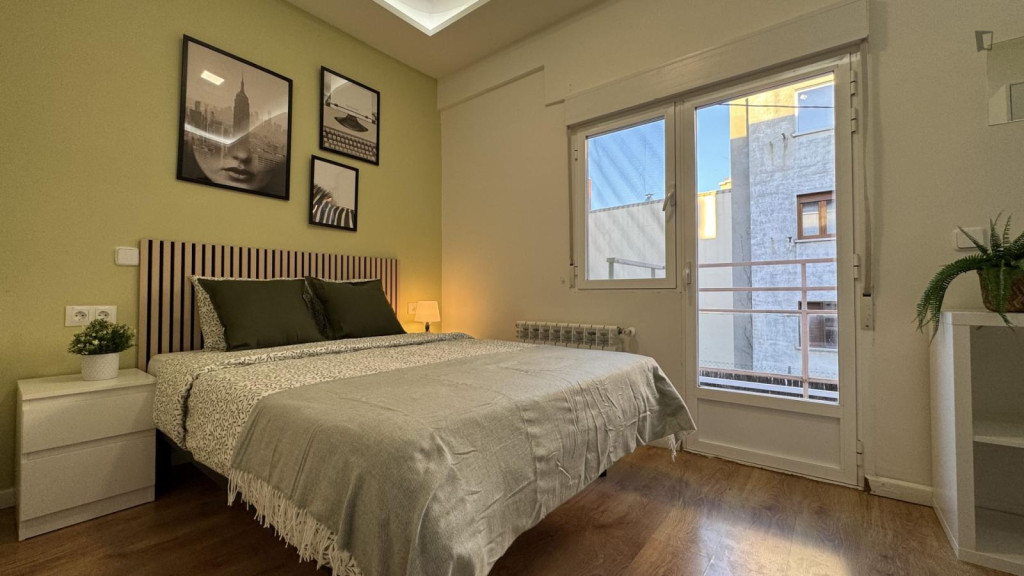 Spacious double bedroom with balcony close to Cuatro Caminos metro station - Madrid - chambre - ImmoJeune