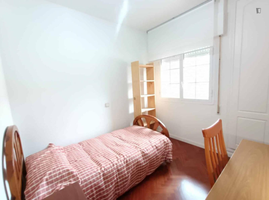 Very comfy single bedroom near the Estación de Los Espartales metro - Madrid - chambre - ImmoJeune