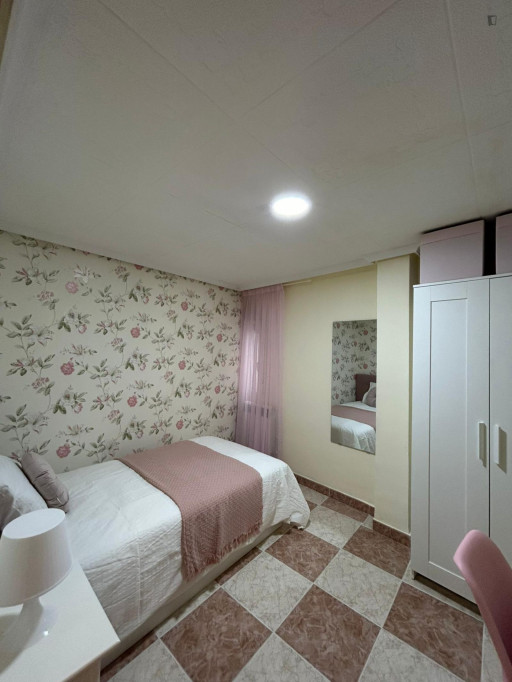 Cozy bedroom well connected to the city center of Madrid - Madrid - chambre - ImmoJeune