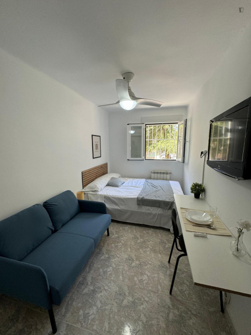 Welcoming double bedroom in Lucero - Madrid - chambre - ImmoJeune