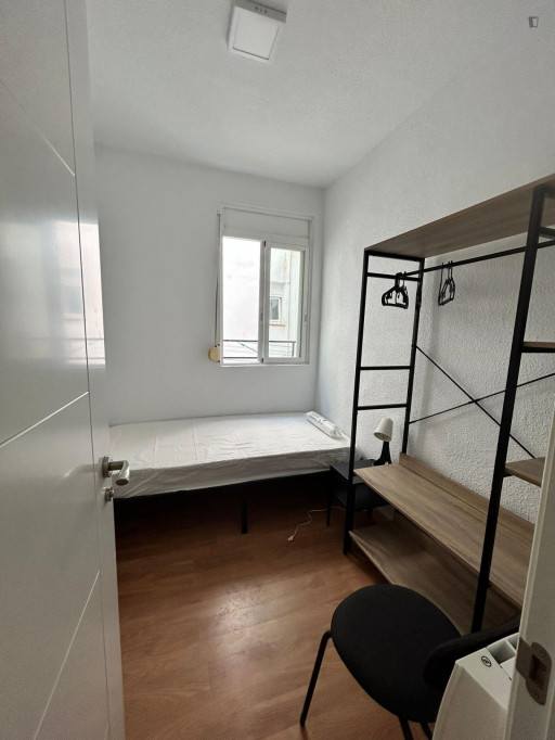 Single interior bedroom in 5 bedroom apartment - Madrid - chambre - ImmoJeune