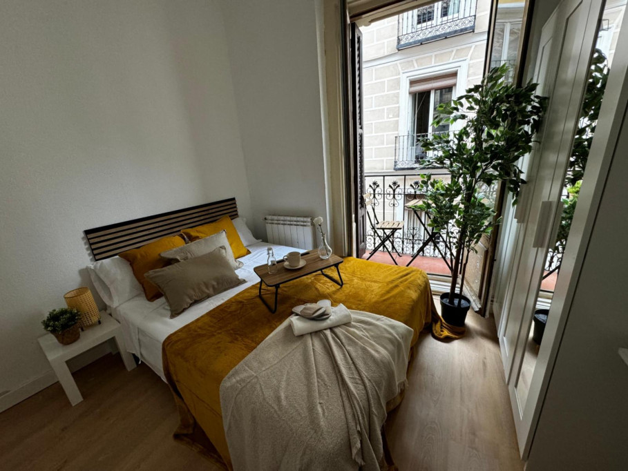 Excellent double bedroom with a balcony, in Huertas-Cortes - Madrid - chambre - ImmoJeune