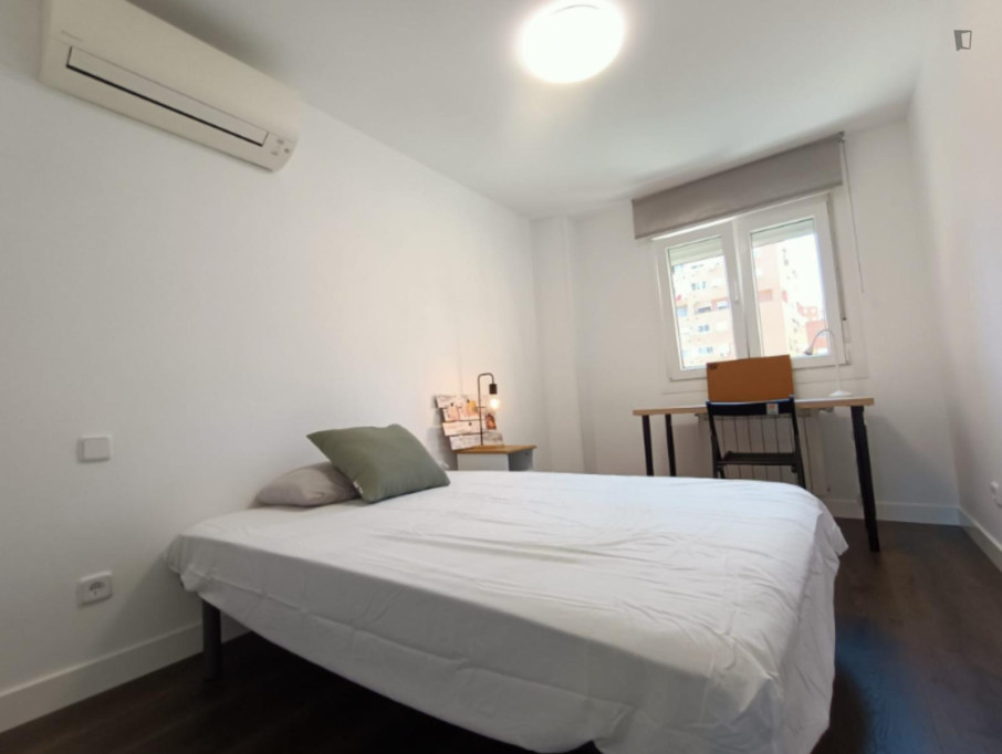 Single bedroom in a student flat, near Parque Lineal de Palomeras - Madrid - chambre - ImmoJeune