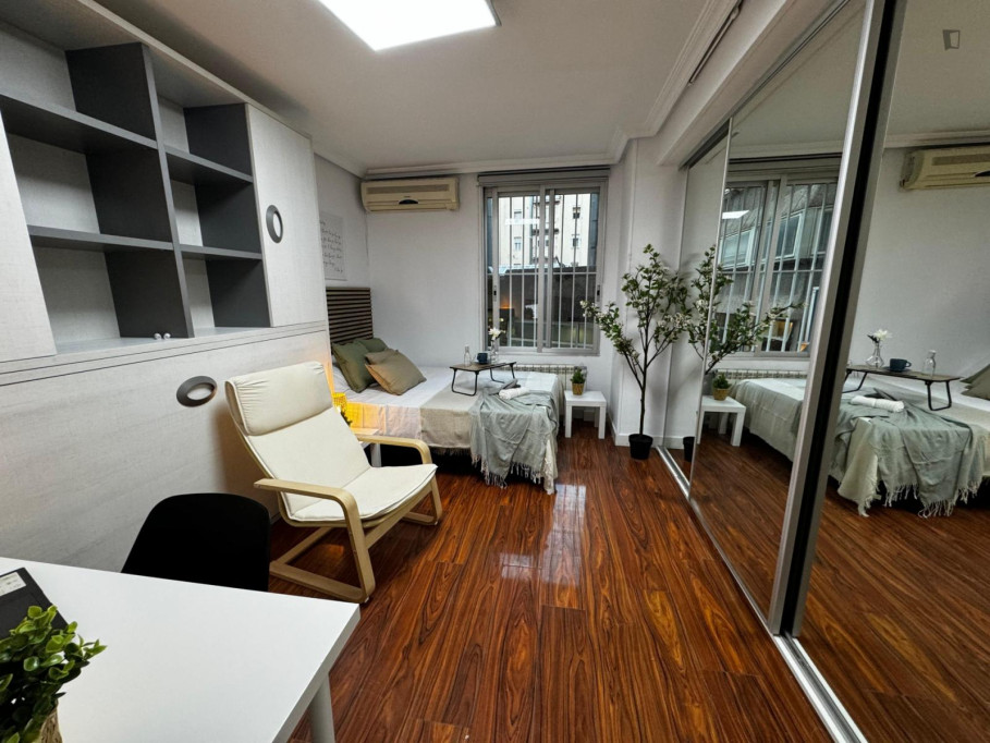 Attractive and large double bedroom in Avenida America - Madrid - chambre - ImmoJeune