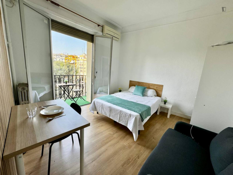 Big double bedroom with a balcony, in Delicias - Madrid - chambre - ImmoJeune